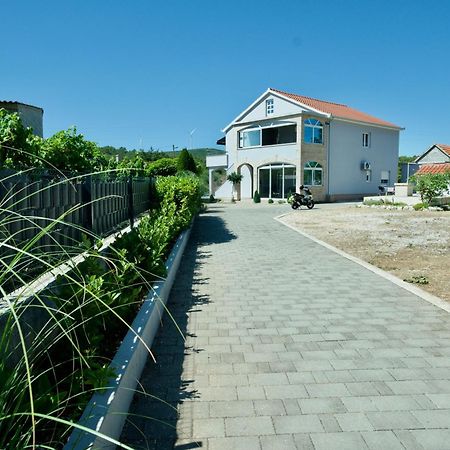 Apartment Lana Bristivica Bagian luar foto