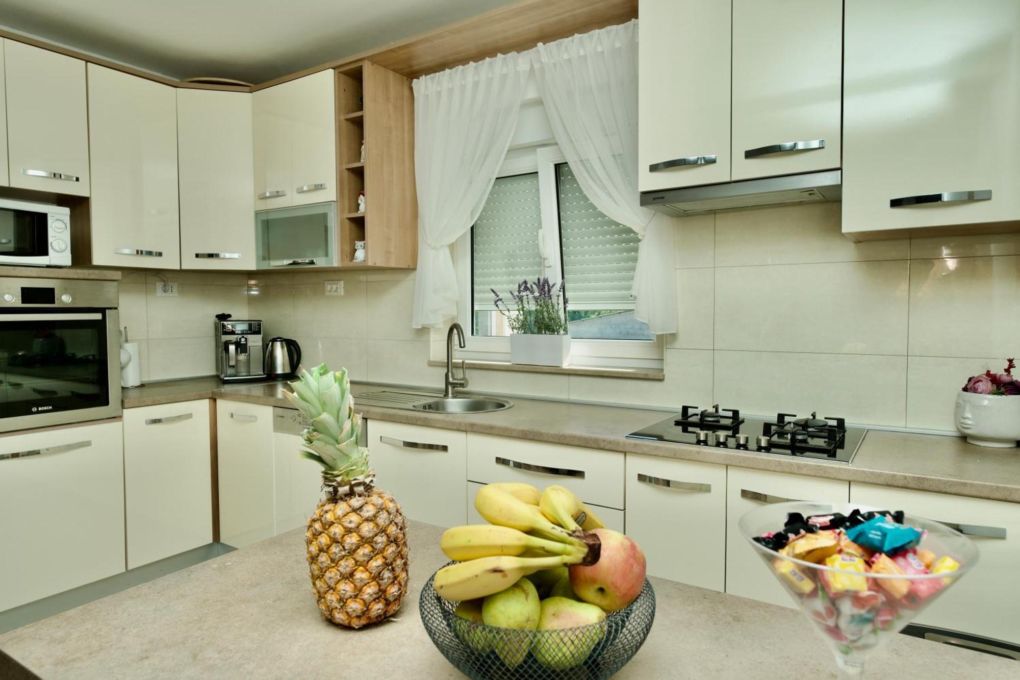 Apartment Lana Bristivica Bagian luar foto