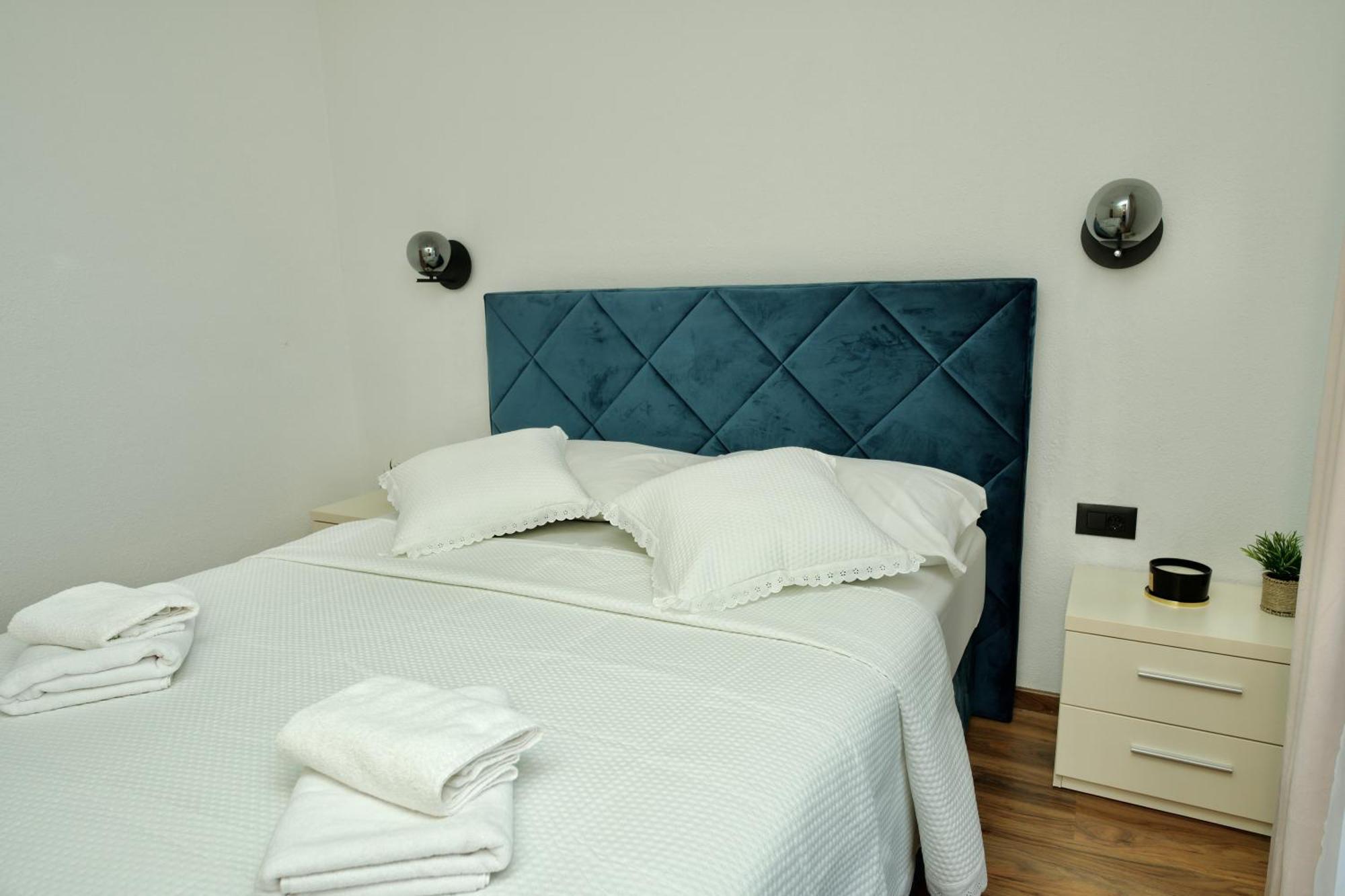 Apartment Lana Bristivica Bagian luar foto