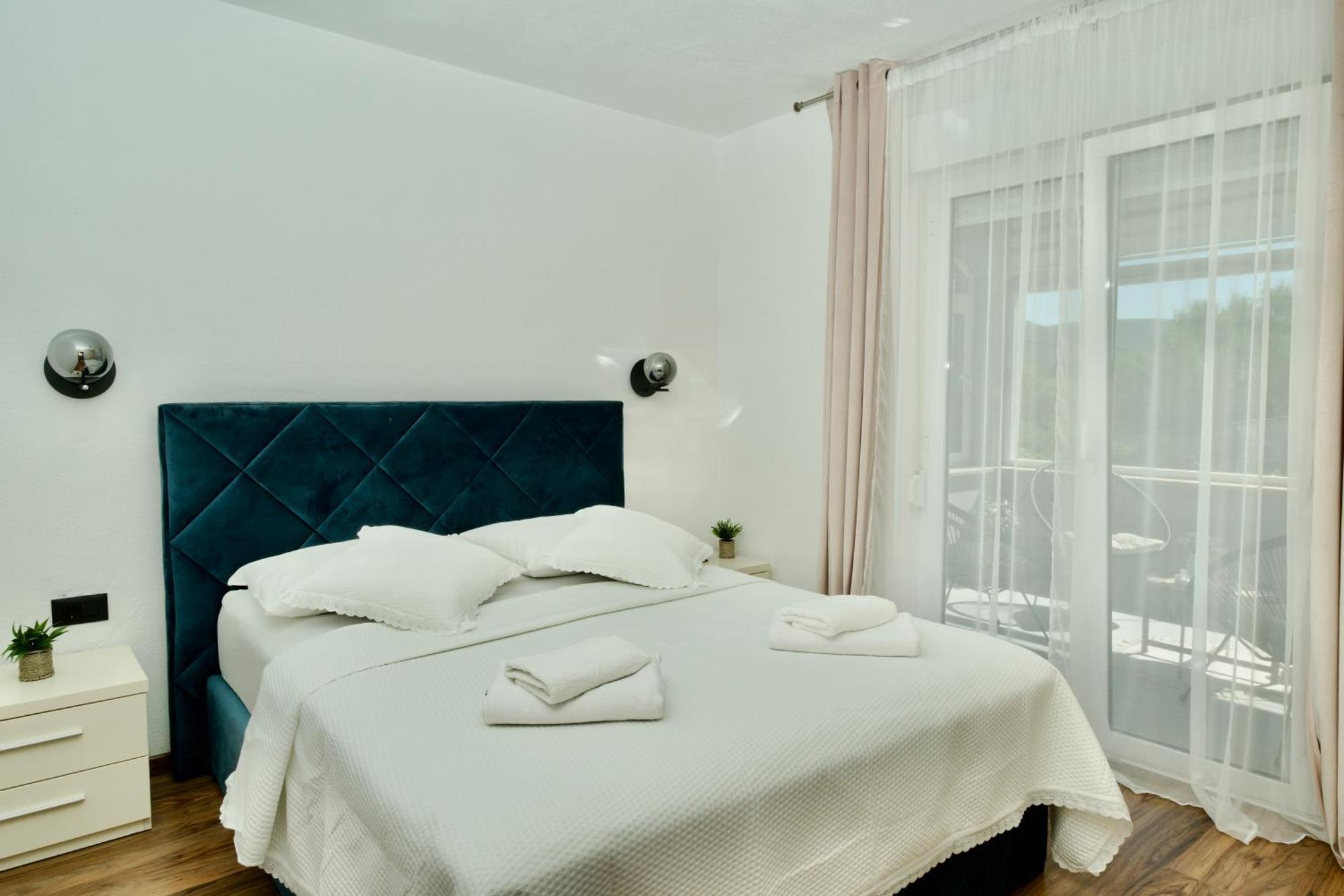Apartment Lana Bristivica Bagian luar foto