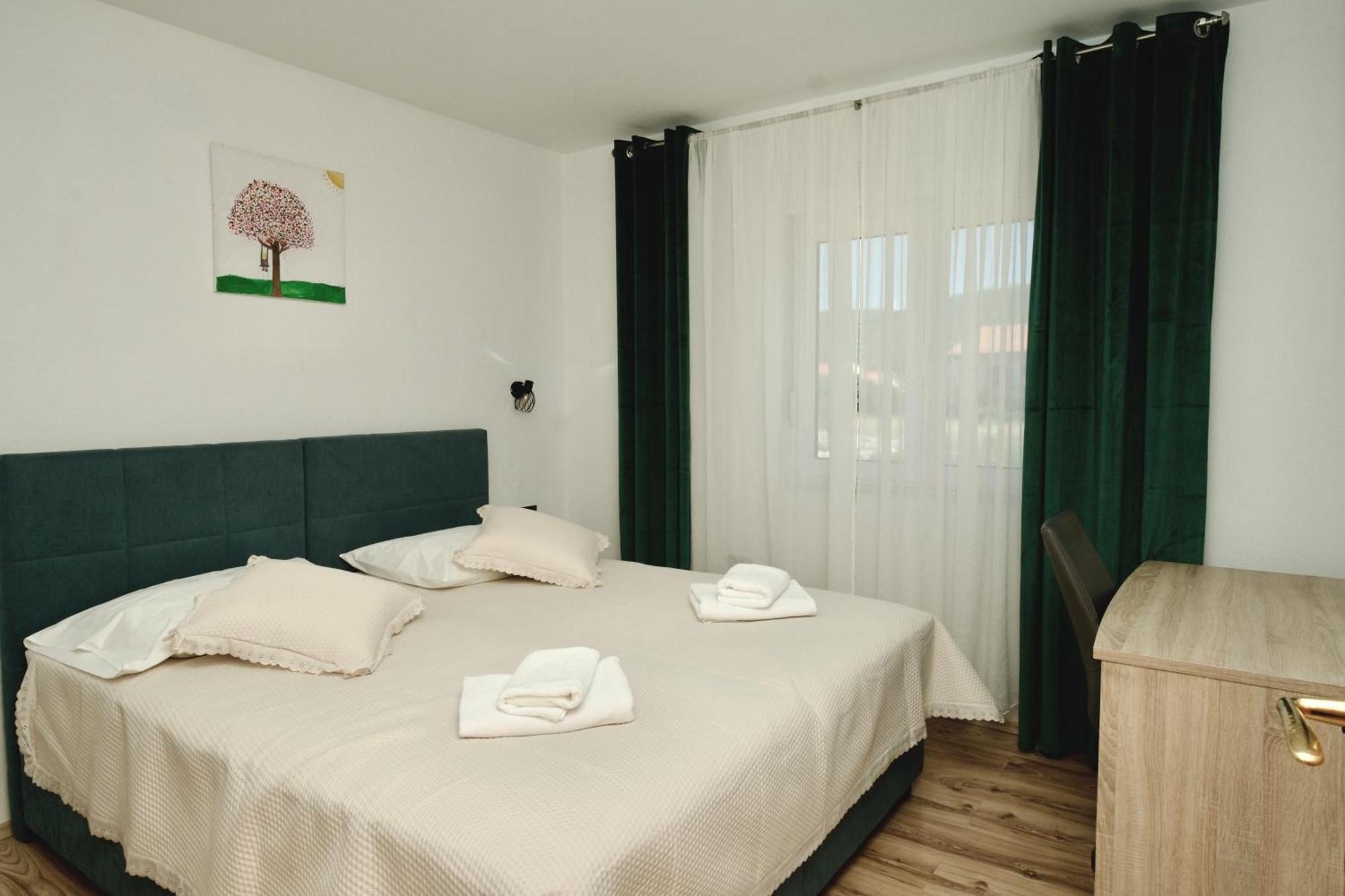 Apartment Lana Bristivica Bagian luar foto